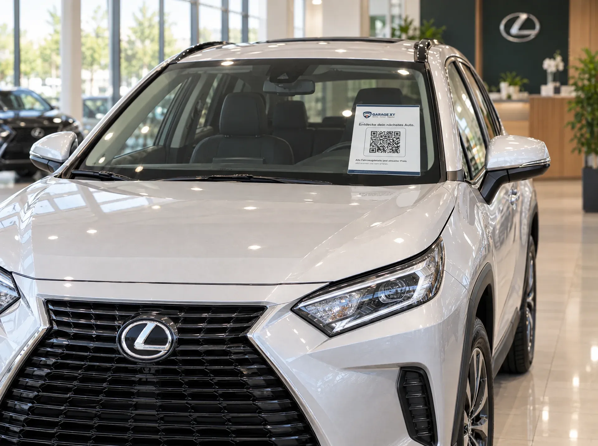 Ein weisser Lexus im Ausstellungsraum, unten rechts innen an der Windschutzscheibe das A4-Schild der Garage mit QR-Code